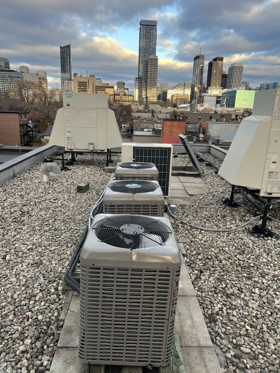 Commercial rooftop HVAC repair for a Mississauga business