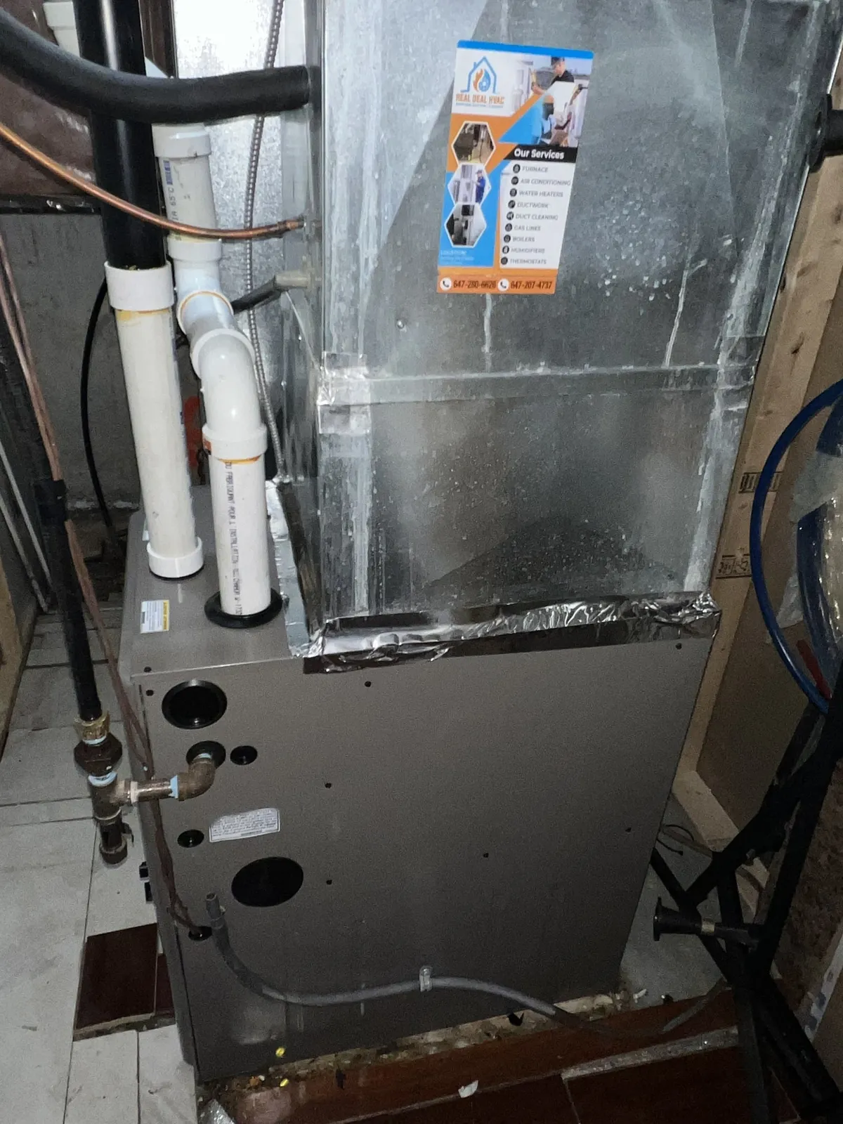 Furnace cabinet with the supply plenum above and the return duct joining the side